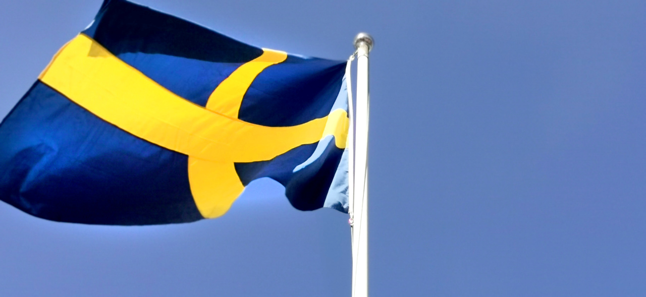 "svensk flagga mot blå himmel"