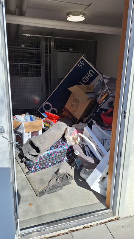 Utrymme fullt med lämnade grovsopor.