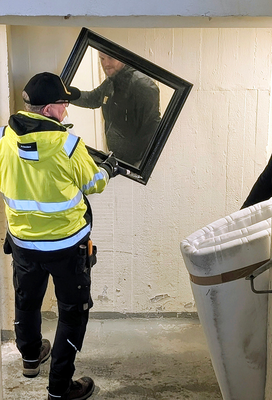 Gavlegårdarna plockar grovsopor från källargångar. Här med en stor spegel som lämnats.