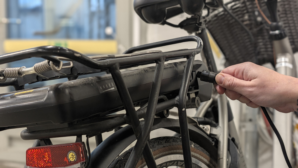 Parkera el-cyklar rätt och ladda dem säkert